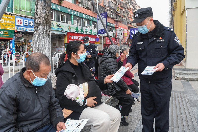 辅警这岗位真的不是大家印象里没人愿意碰的苦差事，现在反而成了很多人挤破头想进的热门选择。
2026年上半年从安徽宣城到河南许昌的报考数据摆出来，不少辅警岗位报名比例飙到几十比一，笔试面试现场挤得满满当当，竞争烈度直逼公考。
之所以常年挂着招聘公告，根本不是招不到人，核心是岗位本身的“流水属性”。基层