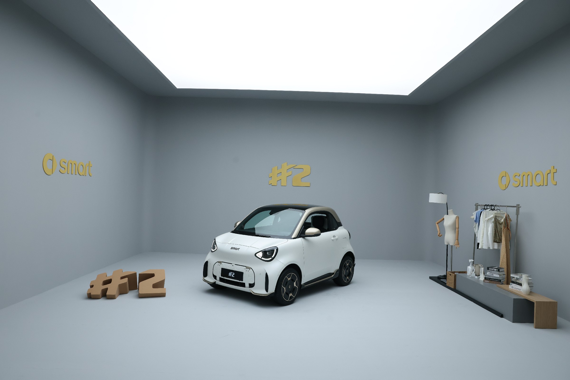 总有人说车不过是通勤工具，够用就行，可smart精灵2号鎏金高定版给出了另一种解题思路。
北京smart品牌之夜上，双色车身、无框车门搭配利落比例，已经足够戳中审美偏好；坐进车内，前排贯通式座椅与“S型”中控面板，把小车的开放感做得恰到好处，再也不用羡慕大车的空间感。源自罗马ECA架构的技术支撑，短