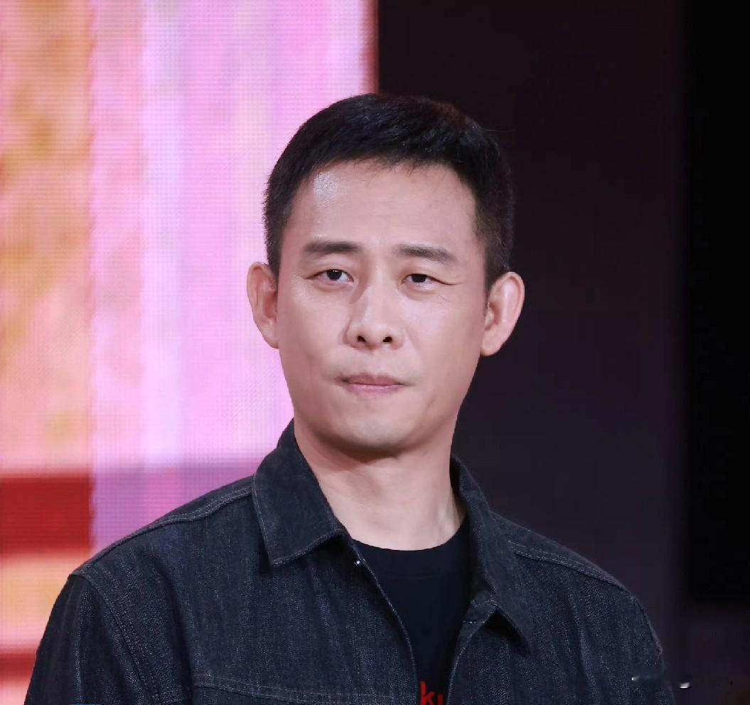 原来张译这些年一个综艺都不上
一直以为，是没人请他。
其实不是。
是请了，但他不去。

综艺来钱快，露脸多，别人抢着上。他一年推掉多少档，外头没人知道。
他就守着拍戏这一件事。

拍《士兵突击》那会儿，他演史今，一个班长，戏份不算最多，可那场退伍的戏，多少人看完记住了他。

后来是《鸡毛飞上天》里的