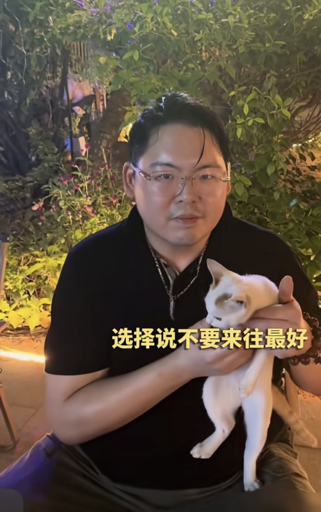 向华强要求和亲儿子向佑断绝来往：钱给，人别见。
早年向华强怕儿子扛不住批评，硬不准向太管教。
长大后果然接连闯祸：打架斗殴、当街打出租车司机，还当众喊你知道我爸是谁，最后因为伤人蹲了半年牢。
出狱后创业全败，一直伸手向家里要钱，遗产交郭碧婷管理更是闹到翻脸，今年初向太直接拉黑他，最近才靠向佐调