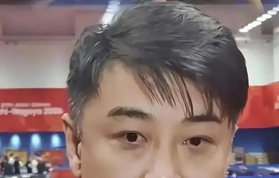 32分钟4比0包揽金银，王皓通道口被喊下课转身鼓掌，妻子闫博雅评论区被“没他你老公早下岗”刷屏，王楚钦说像慢性毒药
名古屋亚运会乒乓球男单决赛结束得干干净净，林诗栋四比零横扫王楚钦，三十二分钟，金牌银牌都留在中国队。可颁奖台上林诗栋拿到的掌声，远不如看台上那几声“打一单”“别睡觉了”来得响亮。
男团