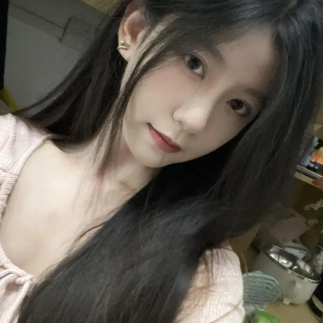 甜美少女，气质迷人，温柔的笑容，自然妆容，散发魅力！