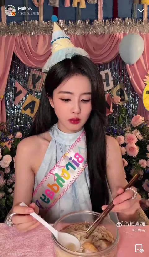 直播吃面低头，白鹿的小拘谨好真实