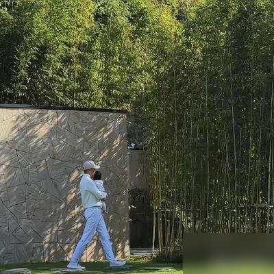 汪小菲马筱梅三小时转发破十万，没保镖没滤镜，俩人加起来穿不到五百块。
红螺寺被网友撞见，就他俩带着孩子溜达，轻装简从，跟周末出门遛弯的普通夫妻没两样。雁栖湖两岸中秋联谊也去了，该露面露面，该带娃带娃。
马筱梅直播更绝，网传“辣妹”是她本人，百褶短裙加帽子，熟人愣没认出来。被催二胎直接说，生容易，