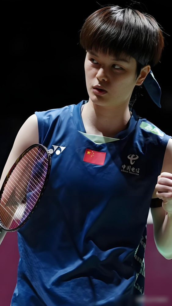 国羽两大主力同时崩盘，陈雨菲5-21惨败，王祉怡也输了，到底发生了什么？
女单半决赛，陈雨菲对阵世界第一安洗莹，几乎毫无还手之力，第一局只拿了5分，第二局12-21，被连赢6次，彻底打懵了。安洗莹满场飞奔，防得密不透风，陈雨菲的拉吊根本打不穿，节奏一乱，失误就停不下来。
另一边，王祉怡碰上日本名
