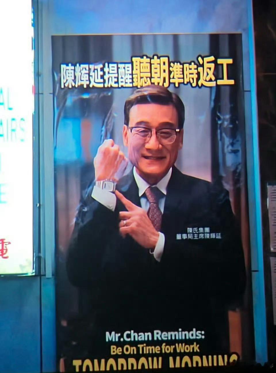 我算是发现了，暑期档在电影主题侧重上都把答案留给了观众.....
比如最近上映的《空枪》。

影片其实是换了个视角直击当年香港发生的事。悍匪并非天生坏种，坏种也是需要温床滋养的。至于是什么样的环境？片子给了答案。

首先，时代转折前夕，混乱的港英殖民时期，规则是模糊的，这就让大胆的、不怕死 ​