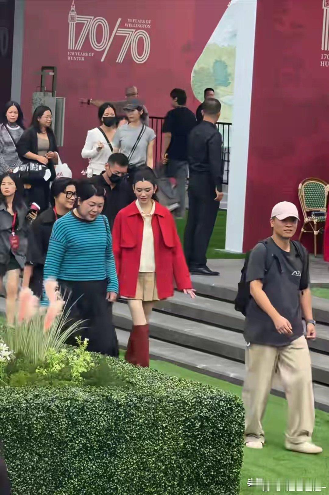 奚梦瑶亮相户外品牌活动，红外套衬的肤色白皙，百褶裙秀修长美腿 ​
