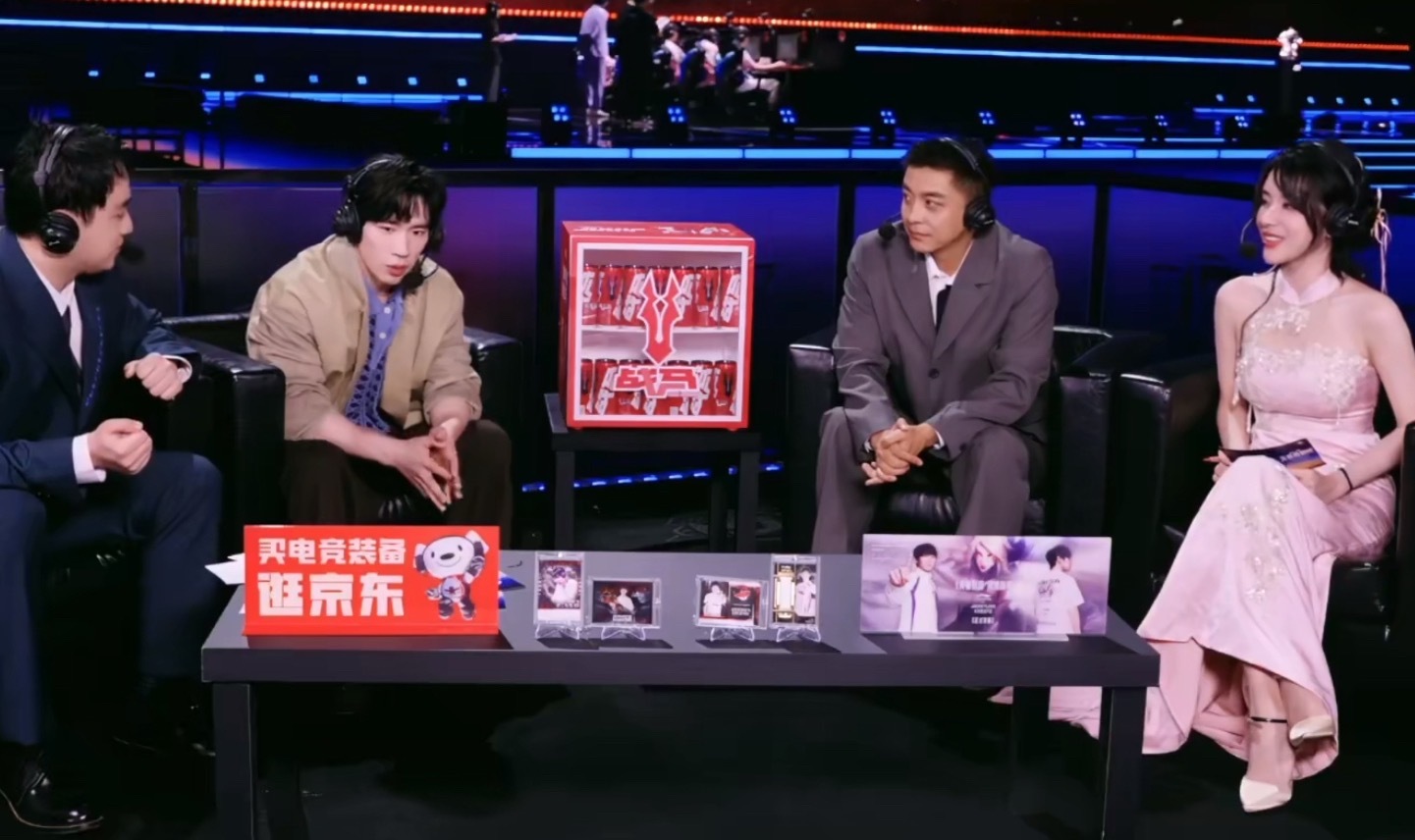 张博恒之前LPL的银龙杯也是他运送的。
后面表演赛上乱杀。
又在决赛上当嘉宾进行点评。
点评到一半人不见了，说赶飞机去了。

这次亚运会落地日本，吐槽12个小时才吃上饭。
而且主办方安排的邮轮还住不进，最后无奈在外面酒店住的。
就这样压着日本的两个奥运冠军夺得含金量最高的全能金牌[赞]
 ​