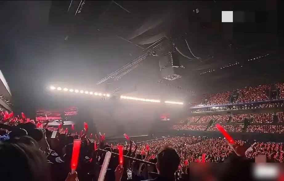 肖战一句话让全场粉丝齐刷刷放下灯牌，这控场能力真不是吹的。
演出结束要拍大合影，现场一片灯牌晃眼。他没喊没催，就笑着比了个“收”的手势，轻声说“先放下，拍完再举”。
几秒之内，全场照做。没有保安嘶吼，没有广播循环，就是一句话的事。
这不是听话，这是信任。粉丝知道他不会辜负每一份喜欢，所以愿意把