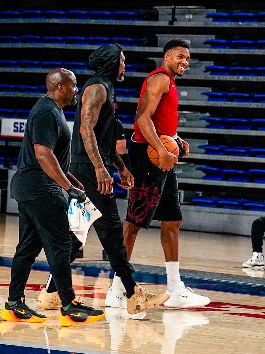 Giannis Antetokounmpo在训练中继续穿着全白色的Nike Freak 8。

©giannis_an34

#赛场鞋事报[超话]##NBA[超话]# ​