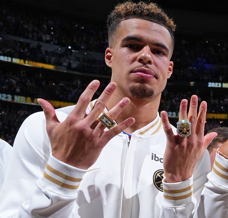 #NBA热点# 08月14日NBA早报及热点新闻！
    1.多位联盟人士认为保罗未来可能进入湖人管理层
    2.公牛和快船围绕马瑟林展开了初步的“签换”谈判，奥科罗+二轮选秀权
    3.NBA此前达成三双是很罕见的事，威少把他变成司空见惯
    4.比尔已经同意以一份2年1320万美元