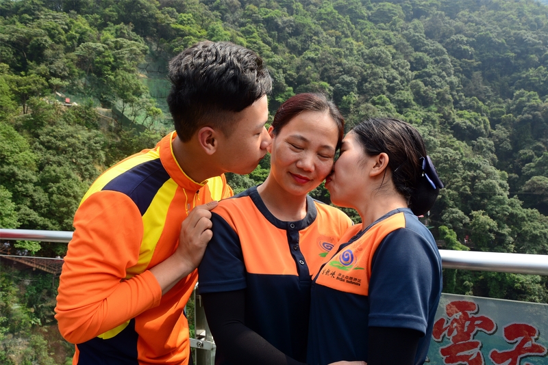 有必要每天亲吻吗情侣之间有必要每天亲吻。从增进感情方面，每天亲吻能增...