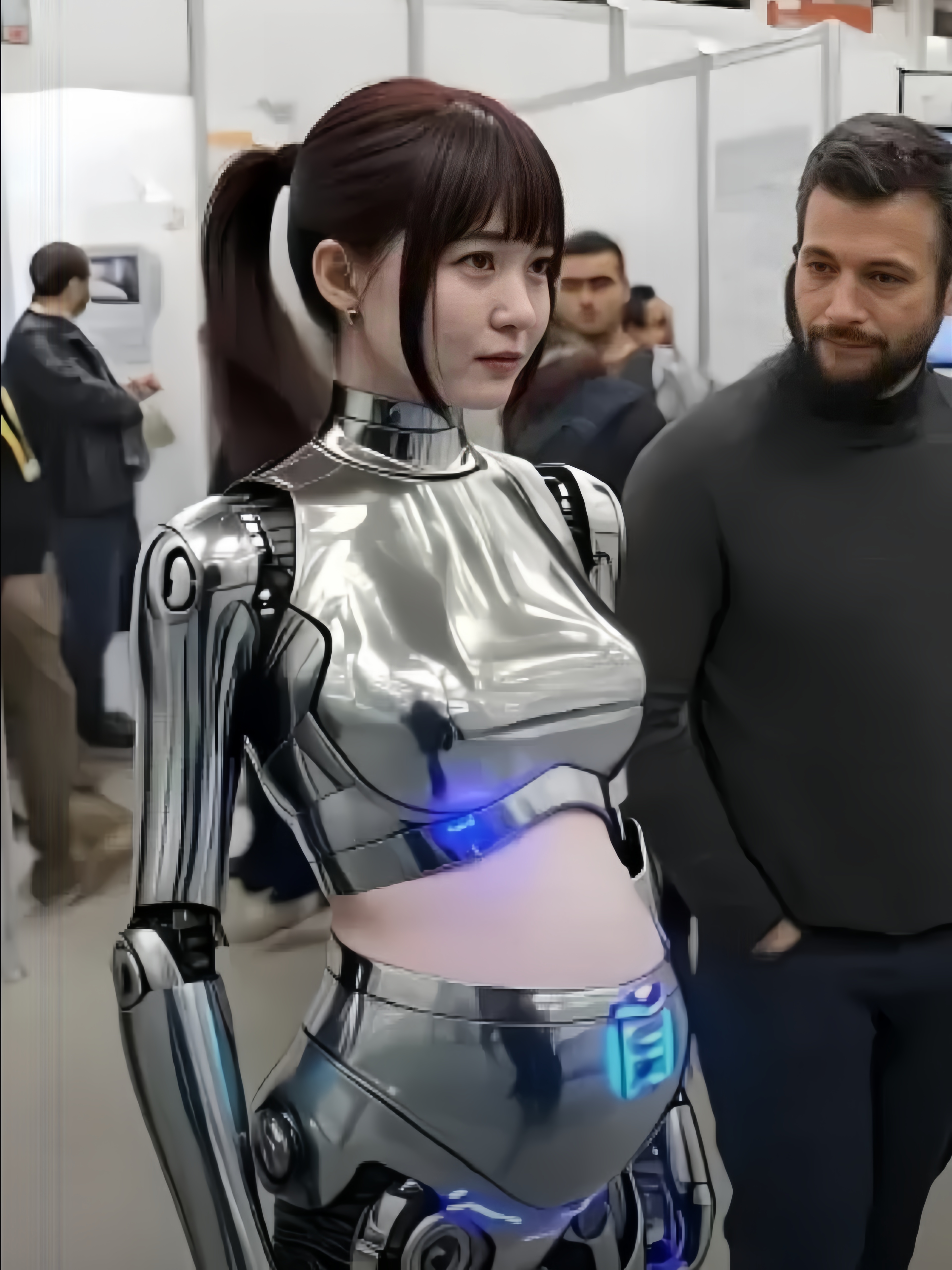 一位性学家最近说了一句挺让人后背发凉的话：AI 女性机器人，只要做到能解决男性的生理需求这一步，下一个十年，结婚率就会断崖式往下掉，人口出生率也会跟着失控。

单身程序员小凯，今年29，2023年6月，支付定金购买AI伴侣。他和名为“小黎”的AI伴侣互动，感受到省心的陪伴，不用担心情感上的“排他”要