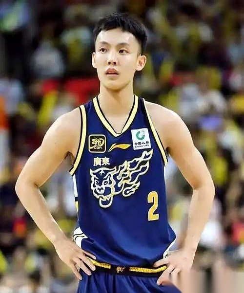 杜锋刚退居幕后，徐杰这就直接“称王”了！
一夜之间，副队长头衔加上身，外援统统靠边站去打无球。
这剧情，简直就像是万年配角突然拿到了男一号的绝世好剧本，刺激！
以前看广东的球，多少人私底下替徐杰憋屈？
三分那么准，挡拆那么有灵性，偏偏在体系里只能给外援当绿叶，天天围着别人转。
现在好了，新来的欧洲教