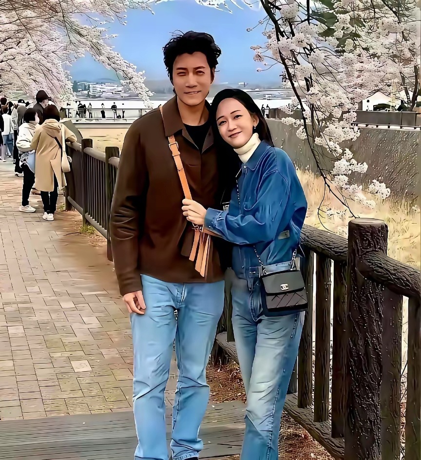 47岁活成27岁，上半年跑东京看樱花，下半年直接扎进马尔代夫的海水里。
​镜头晃动，她冲着沙滩喊了句宝贝。下一秒，那个男人直接从湛蓝的海浪里钻出来应声。这不是偶像剧路透，是陈乔恩的日常。
​满屏都是钱堆出来的松弛感。不用卡着打卡机算年假，不用愁房贷。前半生在片场熬大夜拼命，换来现在有钱 ​