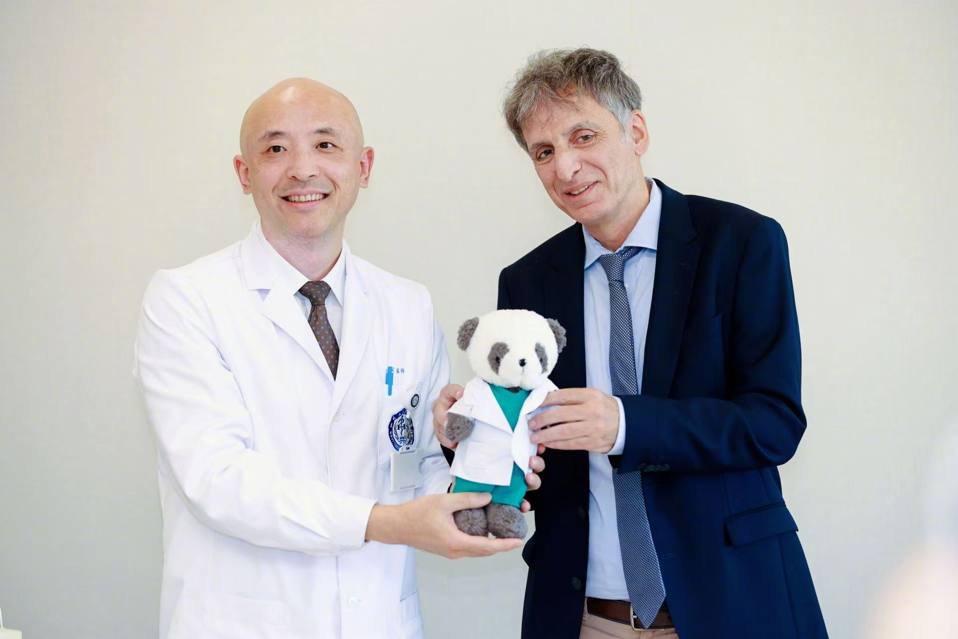 【以色列医生代表团访华，在成都举办中以双边会议】

应四川大学华西医院邀请，由11名以色列医生组成的代表团在成都举办了“中以耳鼻喉头颈外科先进技术双边会议”，并开展了专业培训交流。
贝以理（Eli Belotsercovsky）大使发表了开幕致辞。以色列代表团汇聚了儿科耳鼻喉科、鼻科、颅底外科、睡眠外 ​