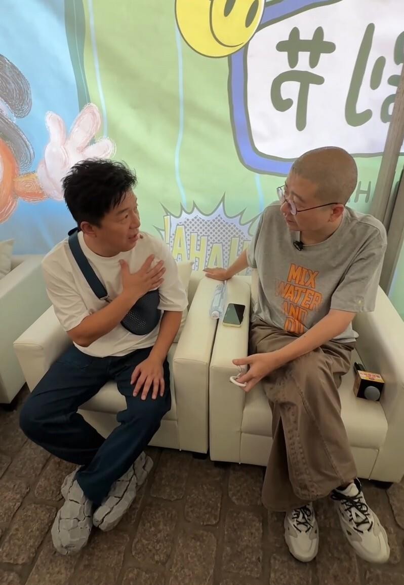 黄渤在李诞播客里聊90年代夜场，揭开暴富年代最真实的切面。他高中跑场一场六十块，一月挣一千八，妈妈工资才三百。八年里天南地北的包房，拉菲成箱开，一桌消费上万，普通人看一眼都眩目。可他没眼红，只站在台上把各色人等看个透。钱来得猛的时候，人往往还没准备好，只能靠排场找存在感。黄渤的高明，是不嘲讽也不羡慕