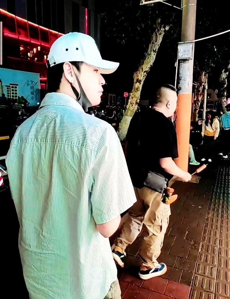 张云雷在南京演唱会后，蹲在马路牙子上吃锅贴，吃完还跟着大妈们跳起了广场舞。

跟龚琳娜合唱完《咕噜山歌》，他跑到街边小店，一口刚出锅的锅贴，那满足劲儿，一点不像刚开完演唱会的大明星。

旁边广场舞音乐一响，他立马凑过去，跟着大妈们比划起来，嘴里还念叨着：“我这舞总算没白练，能跟上了。”

明星一旦不
