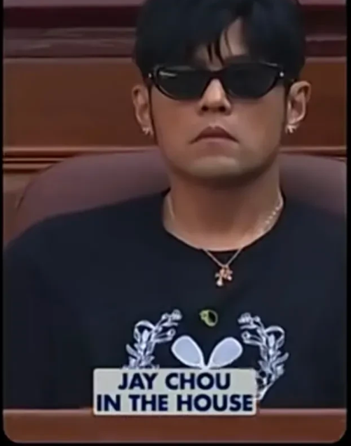 有些事，真不需要天天挂在嘴边吆喝。
周杰伦在上海看劳力士大师赛，主持人介绍他是“我国著名歌手”，他转手就把视频发到了外网，配文就是这五个字。
10月7日，2026上海劳力士大师赛正赛首日，旗忠网球中心。周杰伦和昆凌夫妇到场观赛，赛事方正式授予他“超级挚友”称号，成为继费德勒之后第二位获此荣誉的嘉宾。