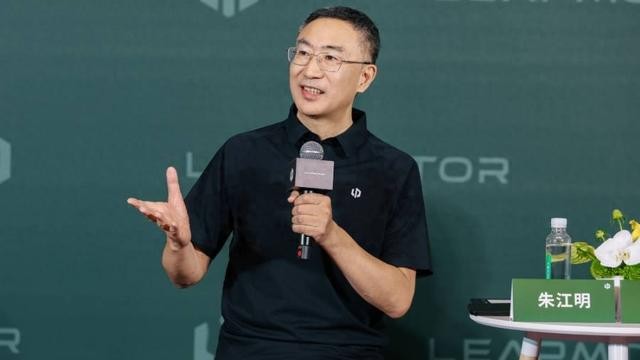 产线都落地了，车却不能在国内卖。
零跑把MM-i插混电驱摆上了台面，朱江明亲口说产线已经跑起来了。可另一边，相关负责人补了一句，国内插混生产资质还在申请中。
你看，东西做出来了，卖的资格还没到手。
这就像你蒸好了一锅馒头，营业执照没批下来，只能先端到别人家店里去卖。
不是技术卡住了，是资质卡住了。按
