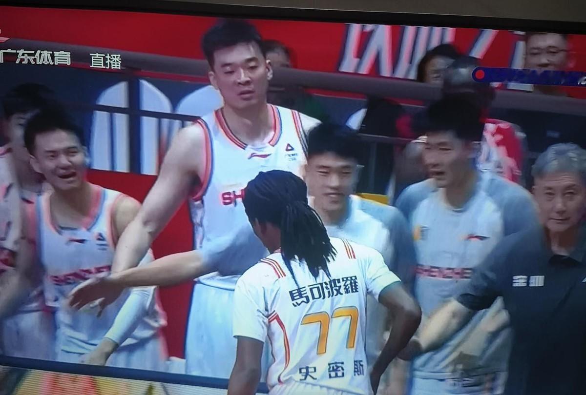 裁判没吹，规则上谁都没错
贺希宁在中圈跪下去的那一刻，裁判的哨子含在嘴里，没有响。篮球还在运转，江苏队手里握着5打4的机会。从规则层面看，这件事没有争议：裁判不吹停，进攻方就没有义务主动把球权交出来。深圳队也没有选择犯规来终止回合。两边都在规则允许的范围内做选择，谁也不欠谁一个哨子。
但规则管得住判