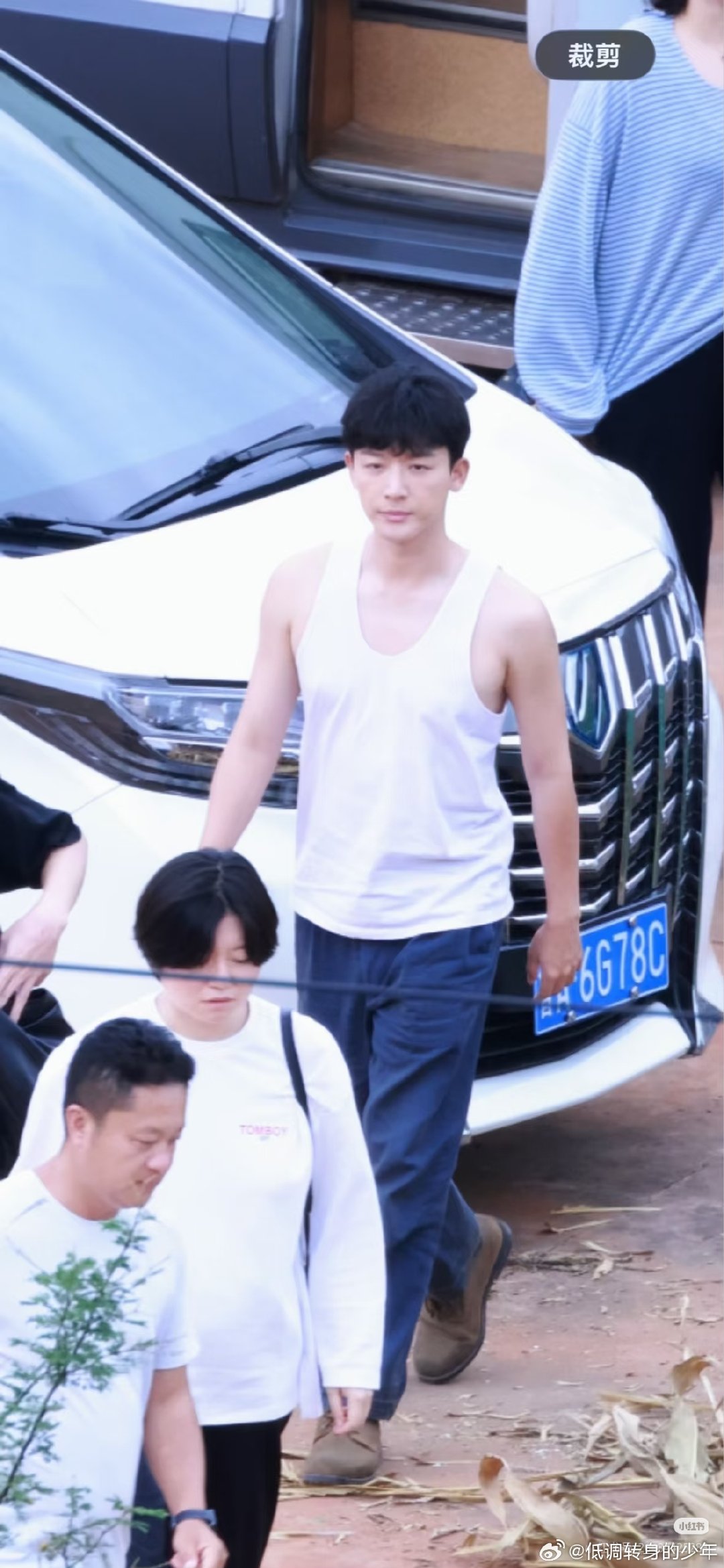 张晚意主演的湖南卫视年代剧《柿柿如意》已在云南开机，他在剧中饰演哑巴工人梁贵生，该角色因全程无台词而备受期待。 一、新剧开机与角色官宣- 剧集进度：湖南卫视年代剧《柿柿如意》近日在云南开机，张晚意正式