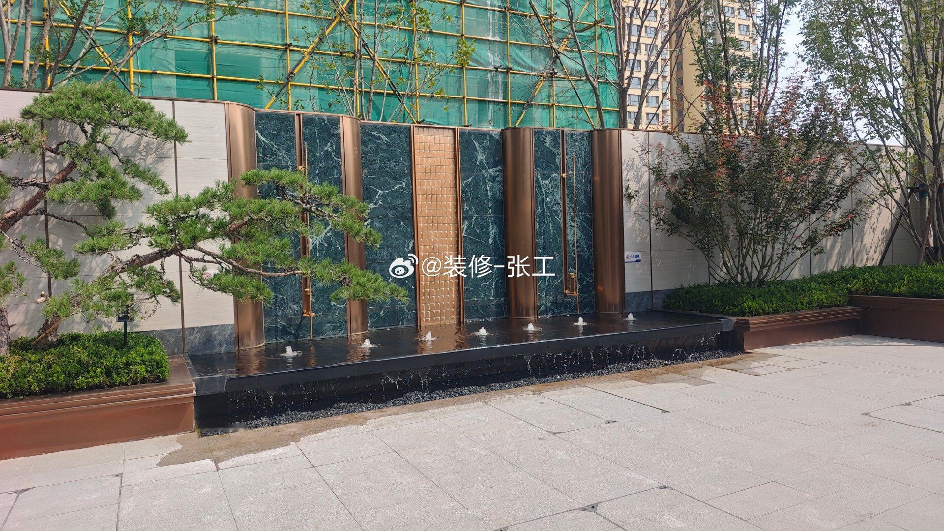 前两天趁着业主休息，赶紧安排开个工吧！ 新交房的小区，属于一期，边上还...