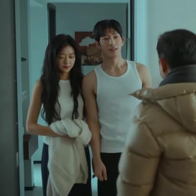毒舌男主追妻追到哈尔滨老丈人家，还厚着脸皮搬进了女方闺房。
《早春晴朗》大结局，栾念这个曾经眼高于顶的男人，彻底放下身段。借口看宠物卢克，直接住进尚之桃的房间，在老丈人眼皮底下坐实了男友身份，当场求婚。
此时的尚之桃早已不是当年那个小姑娘。返乡创业成功，独当一面。
这剧收官数据也极为亮眼。9月