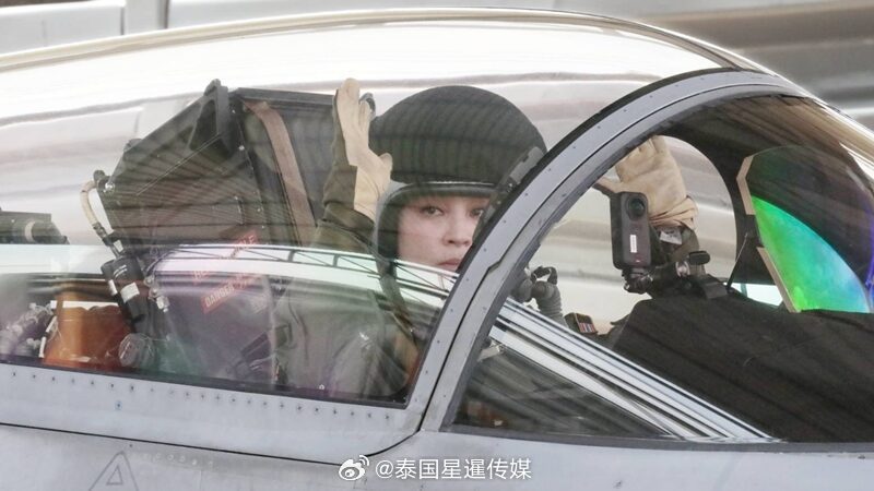 #泰国星暹新闻# 【王后苏提达完成JAS 39鹰狮战斗机首次单飞 国王现场祝贺并授予金色臂章】

10月8日，国王陛下私人造访素叻他尼府普平县第7联队，观看王后殿下驾驶JAS 39 C“鹰狮”战斗机进行的首次单飞训练，并向王后殿下献上花束以示祝贺。

当日上午10时06分，国王陛下抵达第7联队。王后殿下在泰国 ​