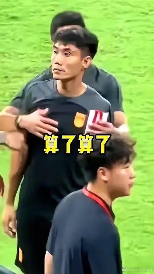 完全不同意国足0:5惨败的评论，还说球员亵渎了国脚的身份。
国足再输球、再丟人、即使解散了，中国的老百姓也不会赔钱，也没什么可失利的，这不应该是什么大事。
老百姓早就对他们失去信心了。
但是如果中国股市总是失利，中国股民的惨败和损失才是大事！#巴勒斯坦球员向国足道歉# ​