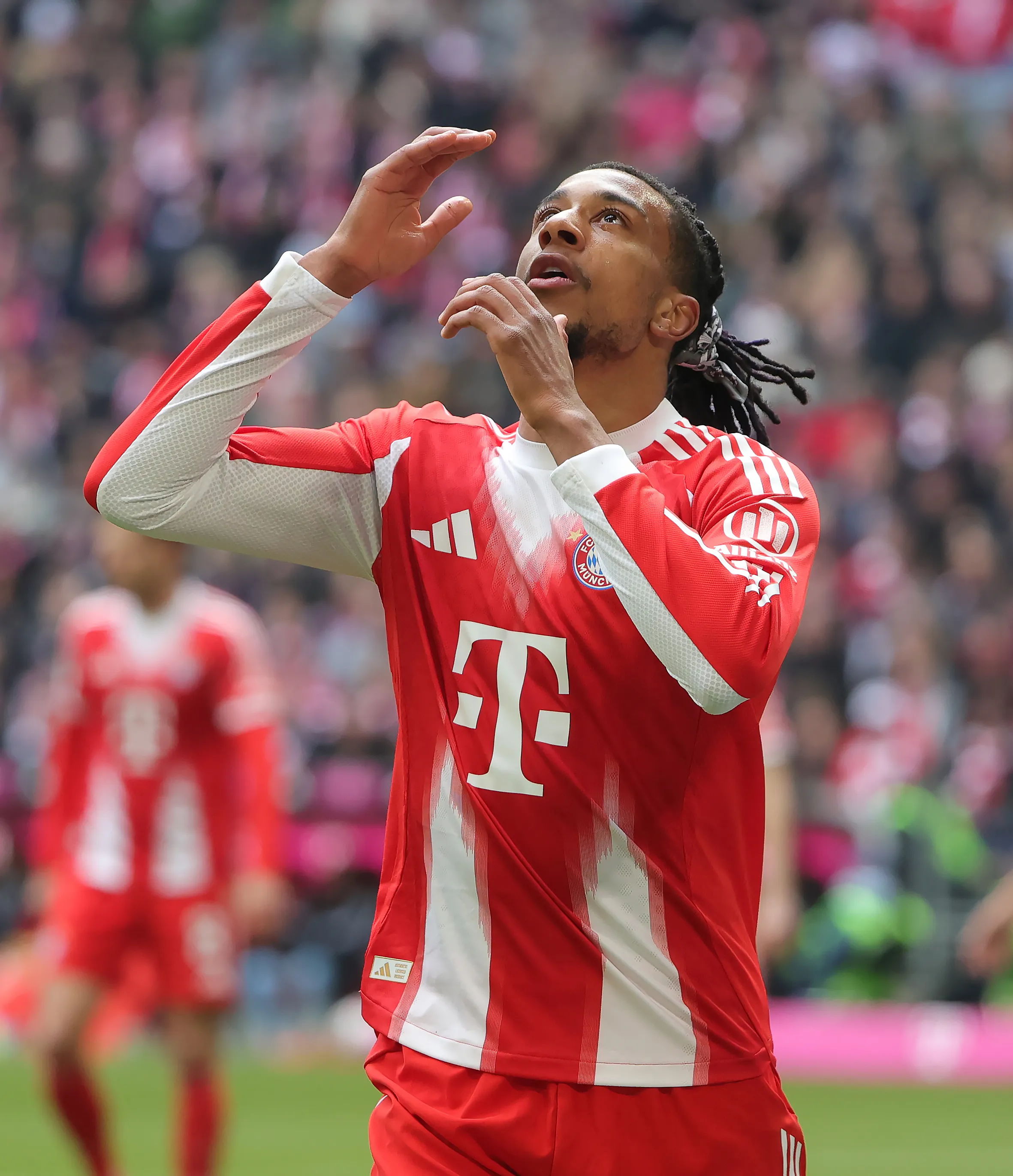 24岁的奥利塞，已经是足坛最炙手可热的边路天才，不少球迷高呼他有机会冲击世界第一边锋的宝座。

他不靠绝对速度生吃对手，凭借绝妙节奏、顶级视野与左脚技术，既能内切射门，又能送出致命传球，在拜仁打出亮眼的进球助攻数据，豪门体系下的适