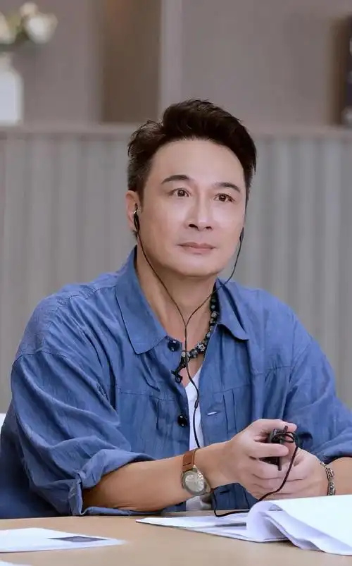 他从出道至今都没有人说过他是帅哥。
70年代80年代的男神里头，他连10名都进不去。

 第一个上场的学员是张睿，因出演《新还珠格格》里的阿哥走红。

自我介绍环节，他坦言自己刚出道就签了刘德华公司，本来要做歌手，但是转头去考中戏。

毕业之后就放不下歌星梦，导致两头哪里都没能成，总想着借此博取导师