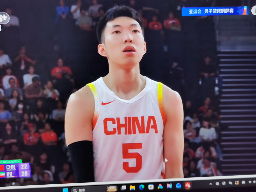 胡金秋脾脏破过，朱俊龙大腿刚拉伤，俩人6月5号打完总决赛，11号就站国家队报到处了。
广厦没一句废话。俱乐部放人，球员带伤上，连轴转不带喘的。
再看看另一边，联赛里生龙活虎，一到国家队窗口就伤病了。不是膝盖积水，就是跟腱不适，队医报告比战术板还厚。
胡金秋脾脏破裂那次，术后躺了三个多月。朱俊龙