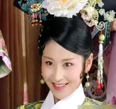 被骂了十几年的木头演技，换套清宫服，竟然成了后宫剧里最出圈的梗。

颖儿当年在现代剧里被嘲得体无完肤。眼神呆滞、动作僵硬，观众在弹幕里把她喷成了筛子。

可这股子愣劲儿原封不动搬进另一个剧组，就成了那个嚣张跋扈却蠢到家、开局就被赏了一丈红的夏冬春。短板找对坑位，直接变成杀手锏。

她没发通稿给自己叫