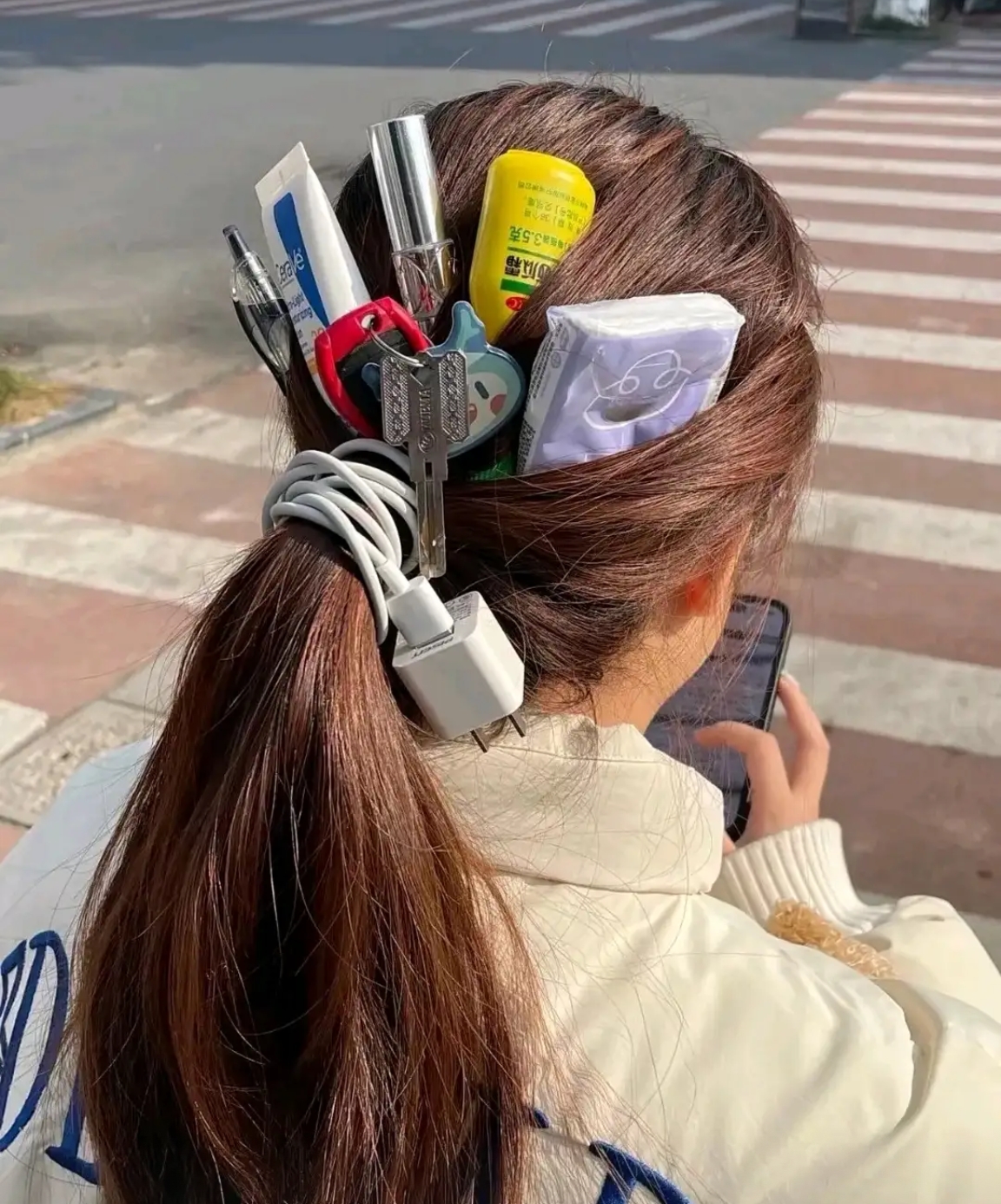这个美女出门不想带包，想了这个法子，你们说怎么样？
