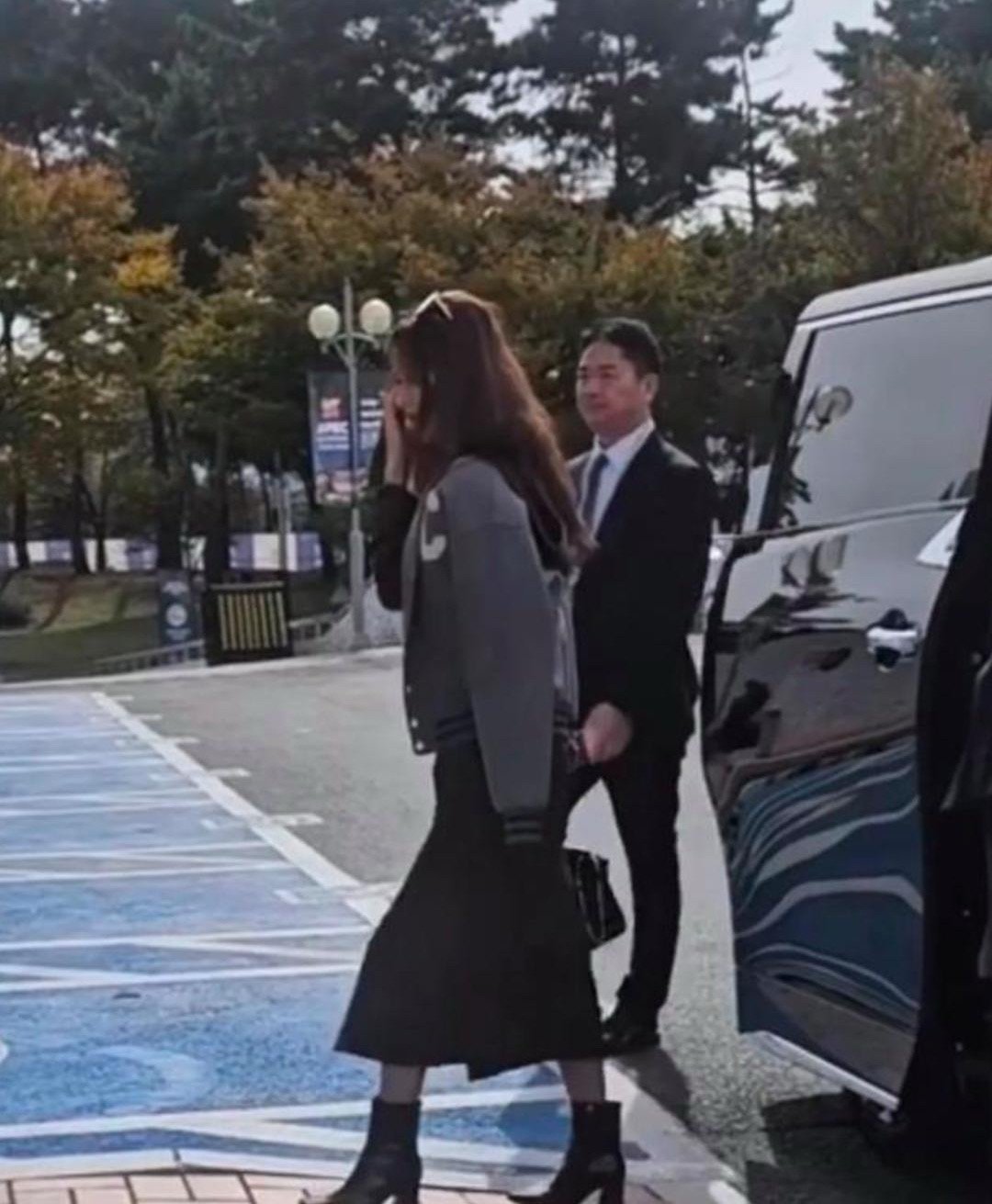 刘强东带章泽天⁠去谈客户，她身上穿了件4万块的‍香⁠⁠奈儿外套，东哥全程满脸宠‎溺‏‏‍，﻿眼‍﻿神就没怎么‎‌‏离开过她‍‌。 ​