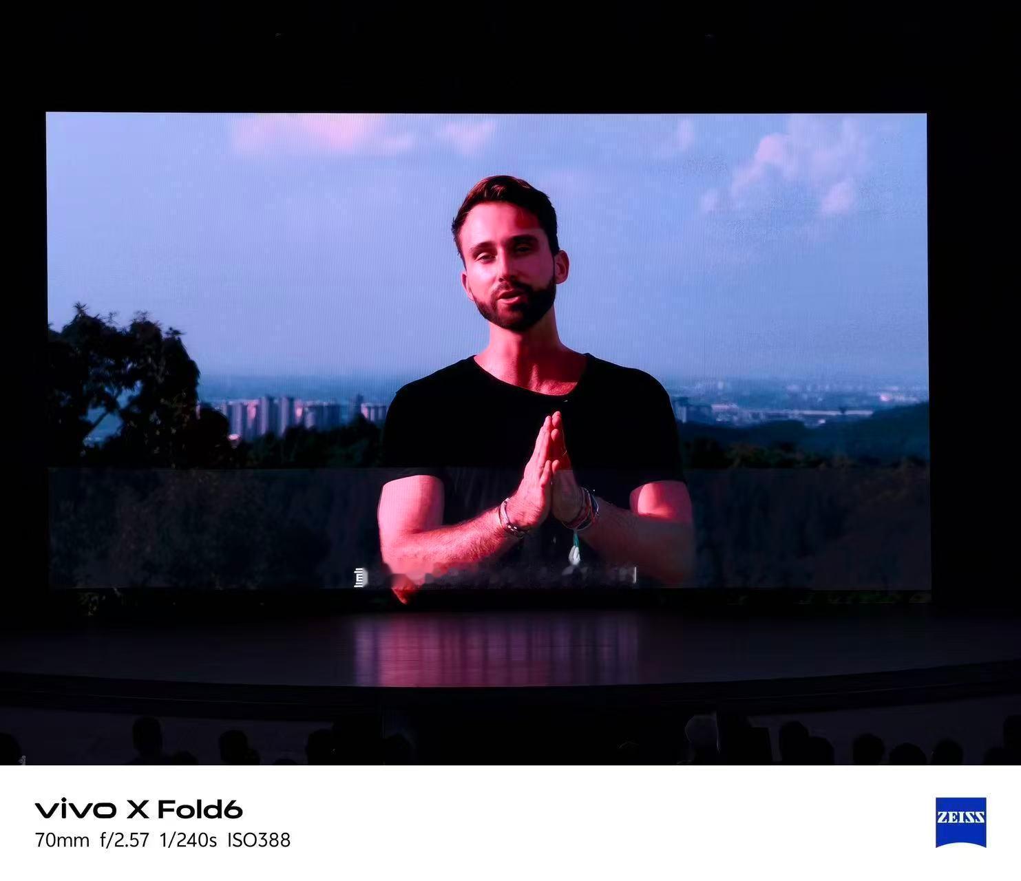 闪现烟台参加了#vivo创作者盛典#。曾用X300 Ultra 拍摄电影短片《花园大道》的 Sam Kolder ，这次带来了用 vivo X500 Pro Max 创作的日落人像短片，也在「vivo 影像加」影展上看到创作者们拍摄的作品，相当精彩！

看完 Sam 的日落人像短片，最直观的感受还是“光”。日落是很考验视频宽容度的场景，但 ​