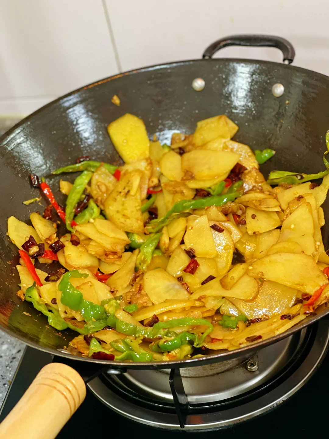 青椒炒土豆片很简单很下饭却吃不腻的家常菜