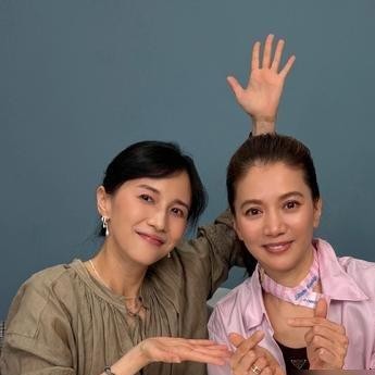 能把戏里戏外都是“刺头”的吴镇宇治得服服帖帖，王丽萍到底使了什么招数？
圈里人都知道吴镇宇脾气硬、嘴巴毒，年轻时在片场黑脸甩脸子是家常便饭，连平时大大咧咧的袁咏仪都忍不住吐槽，说跟他对戏能被气到血压飙升。
谁能料到，最后把他收拾得毫无脾气的，反倒是个性格温吞、不争不抢的圈外人。
两人不知不觉过