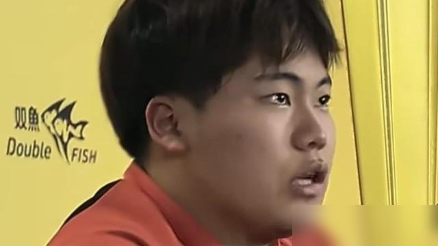 19岁，世界第一，松岛辉空夺冠后说了句大实话：双打不是我的菜，我就练单打。
半决赛他4比2摁住周启豪，决赛跟林昀儒干满七局，决胜局看台闪光灯乱闪，他直接停下来找裁判，他妈反手就把现场视频甩上网。
这小孩不装。别人问他兼项的事，他连场面话都省了，重心全押男单。结果呢？8550分，稳坐世界第一，转头