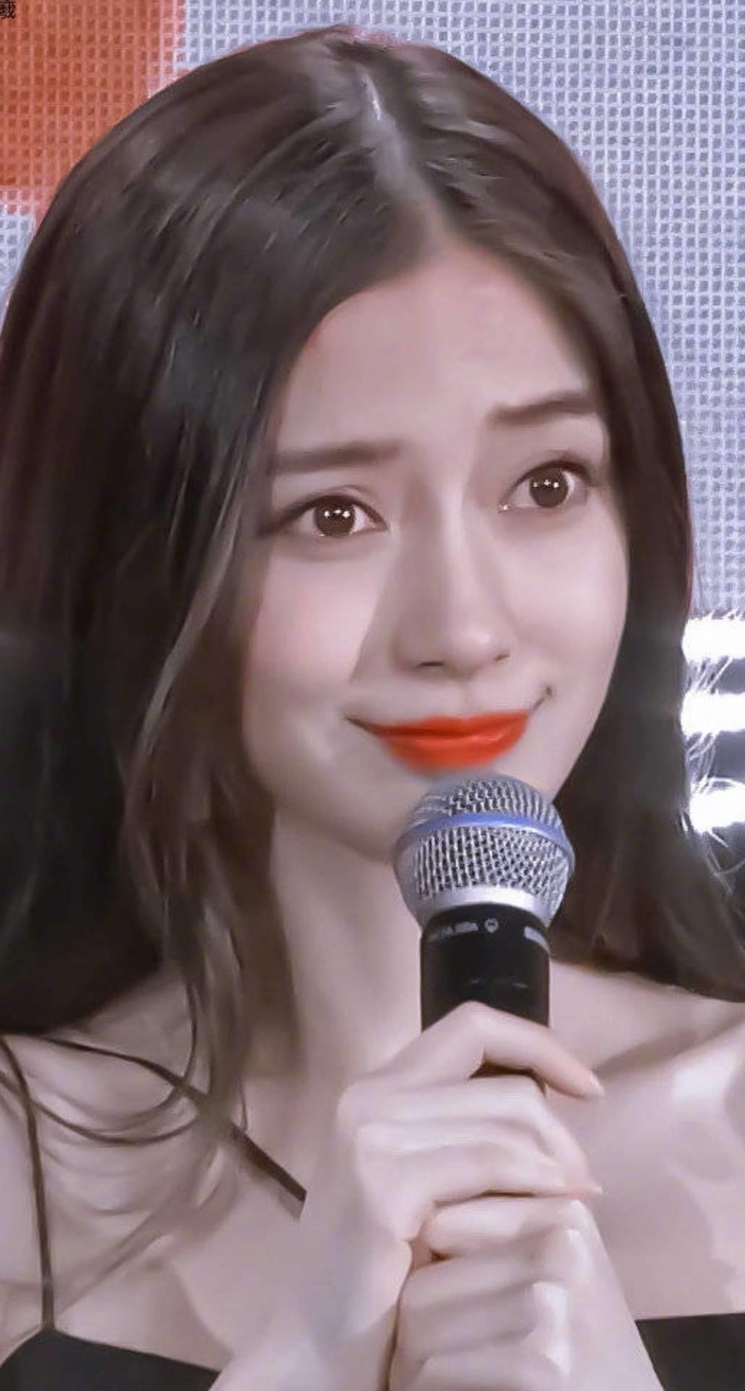 杨颖应该是和黄晓明离婚后首次被人说吧
是岁数大了，还是不火了
不过不得不说她是真的成熟了，脸上留下的只是岁月的痕迹

脸上的法令纹，眼纹，这些都是正常吧，原来有人质疑她整容，她去医院证明了，现在针对面部状态显老问题，她直言，我觉得好难哭，但是没有关系。真是经过岁月的磨合成熟了

大家觉得呢？