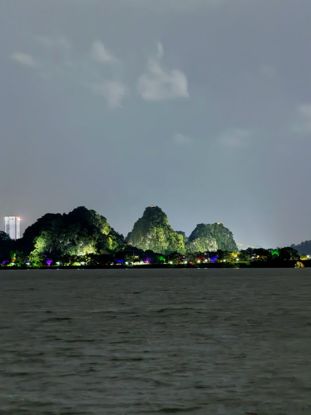 太相信豆包了，为了找字一会儿让我爬石阶，一会让抬头，一会儿又让打手电，被它在溶洞里耍的团团转，在闭园前1分钟，问了工作人员终找到包拯存世唯一一件摩崖石刻真迹！ ​