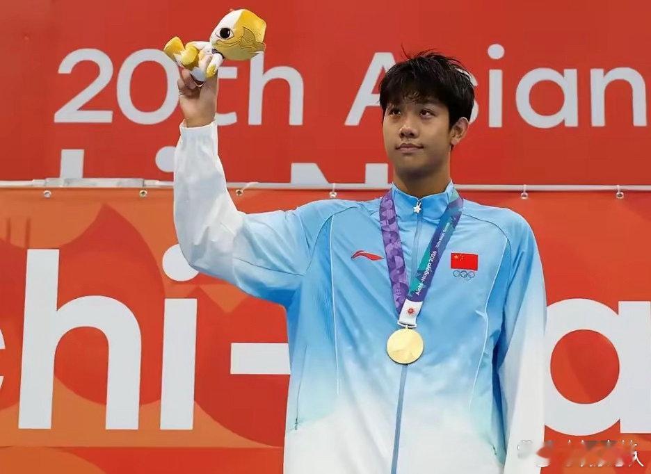🏅名古屋亚运会｜6位中国选手个人拿下3金及以上
✅张展硕（游泳）7金｜暂居中国队个人金牌榜首
✅李冰洁（游泳）5金
✅徐嘉余（游泳）4金
✅盛李豪（射击）4金
✅潘展乐（游泳）3金
✅江伊婷（射击）3金

游泳、射击队伍表现强势，体操、皮划艇、赛艇也有选手斩获多枚奖牌。
金牌背后是日复一日的汗 ​