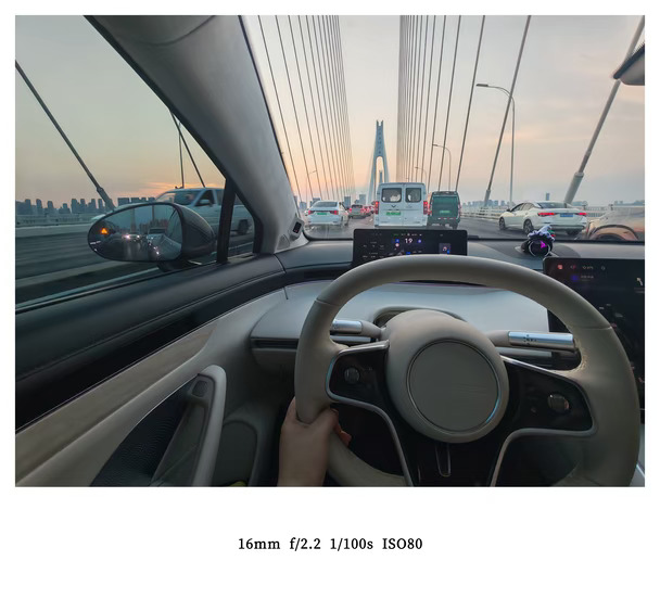 谁懂工作日下班的晚高峰🚦
车流寸步难行，本来已经满身疲惫
还好我的智界S7给了一份通勤小慰藉
橘红色落日漫过楼宇，铺满整个前挡风玻璃
满城黄昏就在车窗外面
遇上长距离缓行堵车，开启智界智驾
不用反复油门刹车来回折腾，车子自主跟车缓行
双手轻搭方向盘，神经不用绷得紧紧的
恼人的堵车时间，反而变成独属于我的放空时刻
静静看落日一点点沉下去
白天工作积攒的烦躁，悄悄被落日消解掉
原来一台车的意义，不止是从A点开到B点
是奔波朝暮途中，给情绪留的一小片缓冲空间。
#鸿蒙智行 #智界s7 #尚界Z7