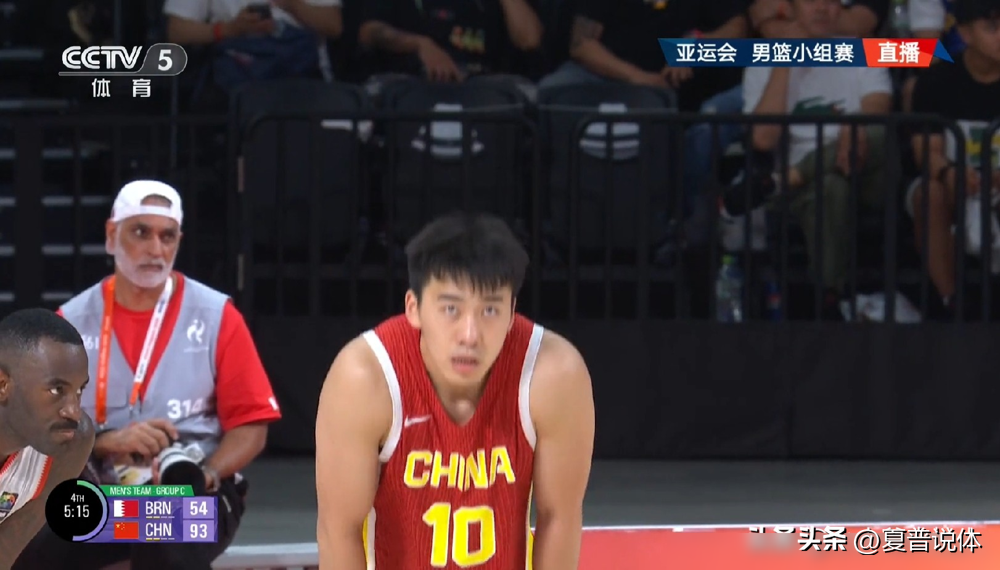 中国男篮赢了46分，郭士强却当场摊开双手，怒了。
比赛结束哨响，巴林队主帅和大部分球员，头也不回直接走人，拒绝握手，把输不起三个字写在脸上。
郭士强站在原地，一脸错愕，摊开双手向技术台表达不满，最后只有对方一个球员回来握了手，场面要多尴尬有多尴尬。
说实话，这场球我们赢得并不轻松，第二节一度被