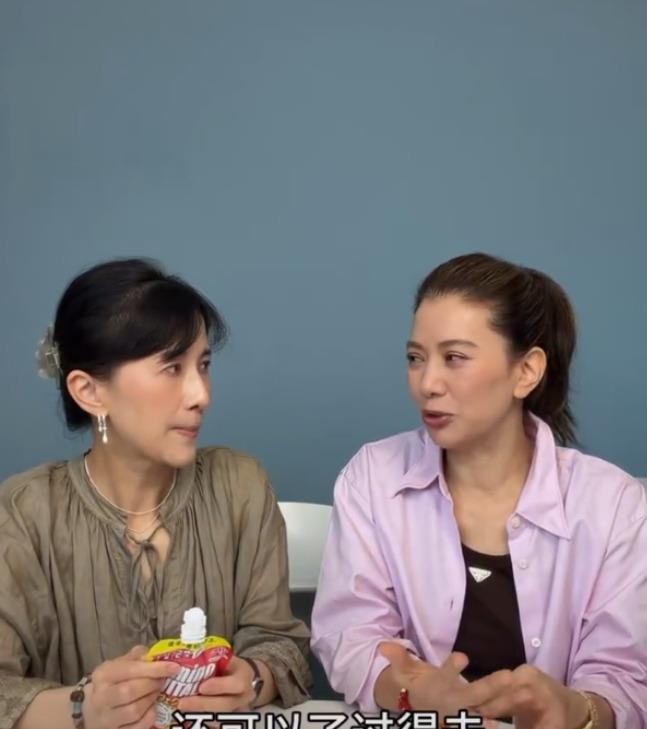 袁咏仪在papi酱的节目里一句话说透了中年婚姻的真相：儿子总有一天要娶老婆，到最后陪着你的还是老公。节目里papi酱夸她和张智霖感情好，她谦虚地摆摆手说还可以、过得去，可紧接着那句清醒的话直接把在场的人都逗笑了。前一秒还在深情表白，后一秒她立刻变脸指着老公放话，你对我不好，以后你就知道了。papi酱