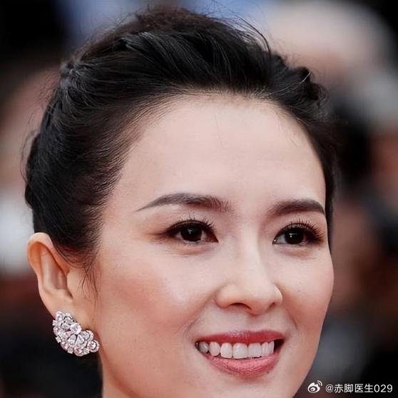 《刚套现三亿资金才过去一个月，央媒就宣布了章子怡的新身份，这也直接印证了汪峰对她的评价》一笔两百三十万的投入，四年后变成了三亿现金。四年之后，上美股份公告以3.05亿元收购她持有的23%股权。“章子怡套现3亿”的词条在2026年8月19日登上了热搜。 ​