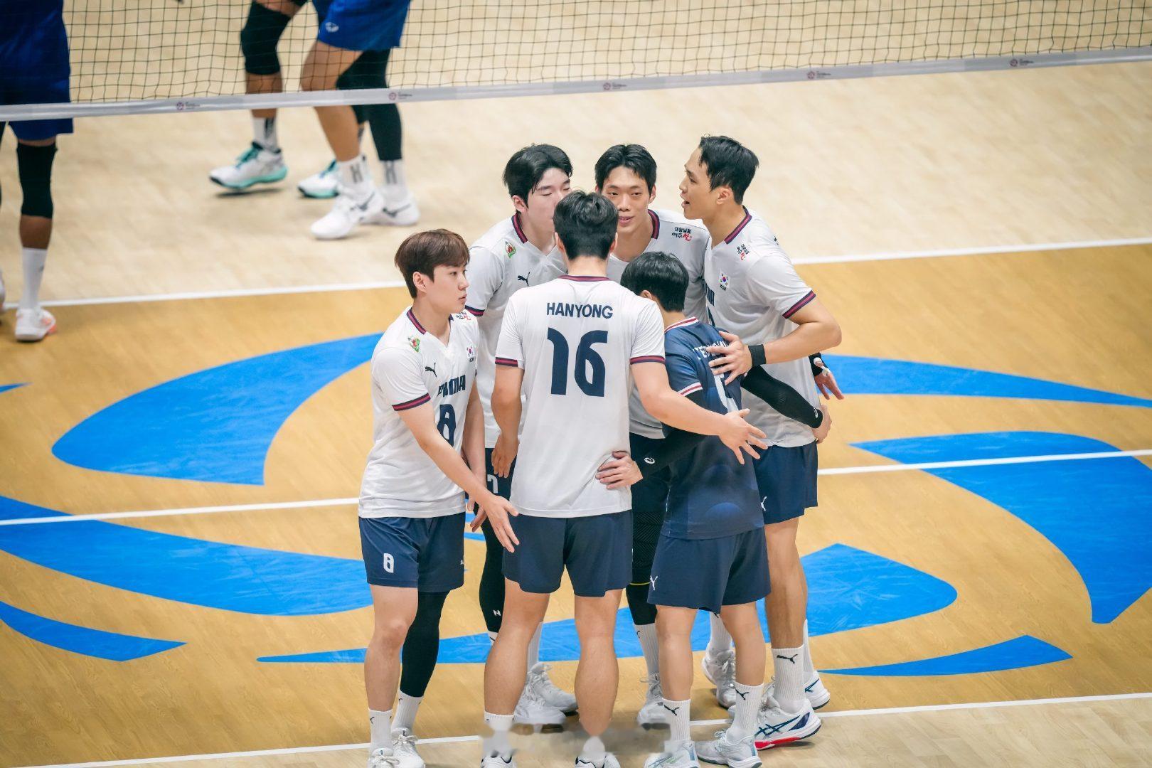 #2026男排亚锦赛# 泰国男排vs韩国男排，第三局韩国队25比20扳回一局，，韩国队开局打的好，泰国队有所松懈，不过后面也是一直不放弃在追！就看第四局了，泰国男排会不会3比1拿下？#中国男排##中国男排[超话]# ​