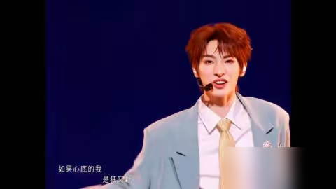 郭晓东被骂拖油瓶那阵，颜安干了件没人干的事，他把人拽进自己队里。
歌一个字一个字教，舞半个动作半个动作抠，郭晓东自己都说带我飞翔。二公《天下过客》直接把郭晓东的台词功底变成杀手锏，三公《狂野之城》硬啃粤语唱跳，照样全员第一。
王啸坤半路进来，三天就被收服，发合影配文共舞是荣幸。别人组队挑强的，颜