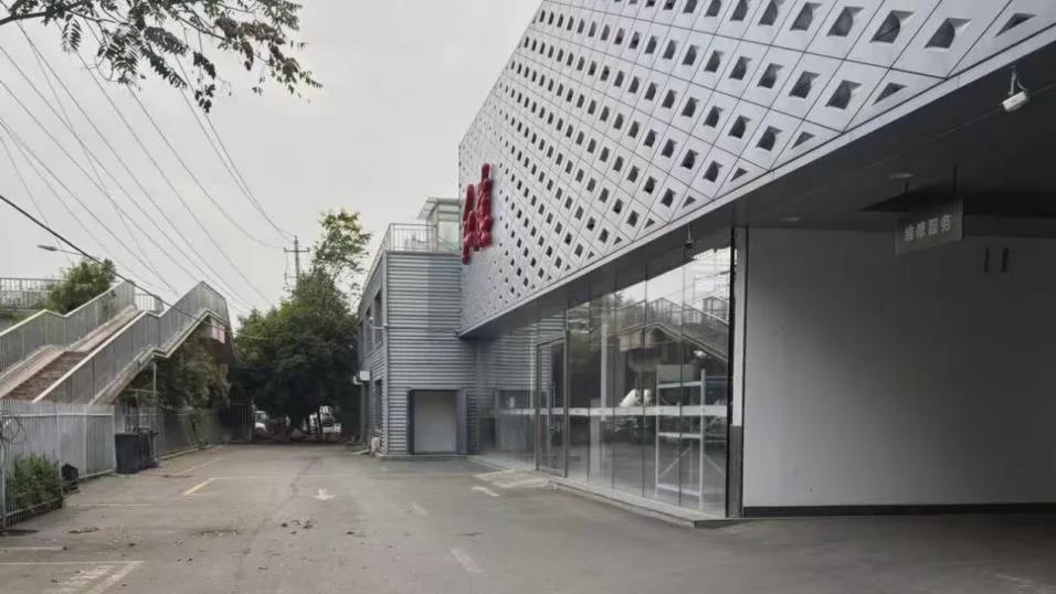 多地红旗泰岳系门店出事  车主遭遇提车难

近期多地红旗泰岳系授权门店集中爆发消费纠纷，不少信任品牌的购车者陷入两难的维权困境。

涉事门店集中停摆
西安、郑州、青岛三地涉事门店均属泰岳信达控股，目前多数门店已经停业人去楼空。大量车主付完全款后，既拿不到被抵押给银行的车辆合格证，也没法顺利提车，申请